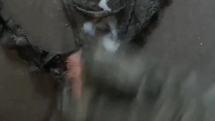 Grosse masturbation dans la petite culotte noir de ma voisine