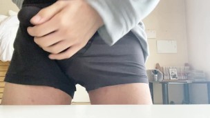 見えそうで見ないどスケベ着衣オナニー