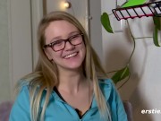 Holly aus Deutschland nimmt sich einen Vibrator zur Unterstützung 11/16