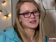 Holly aus Deutschland nimmt sich einen Vibrator zur Unterstützung 8/16