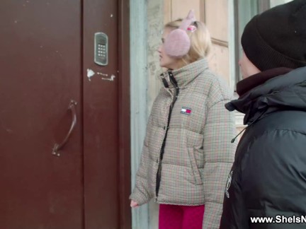 Elle est ringard - milla - prenant sa bite raide par derrière - elle fait tout et continue de faire envie de plus