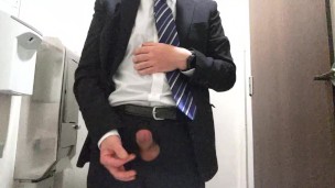 スーツリーマンが仕事帰りに公衆トイレでオナニーして大量射精