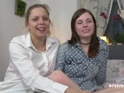 Süßes deutsches Mädel wird von Freundin schön gefingert 2/16