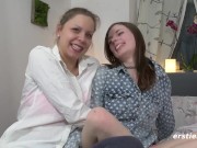 Süßes deutsches Mädel wird von Freundin schön gefingert 6/16