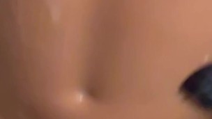 Baise dans la salle de bain avec ma pote blonde à gros seins