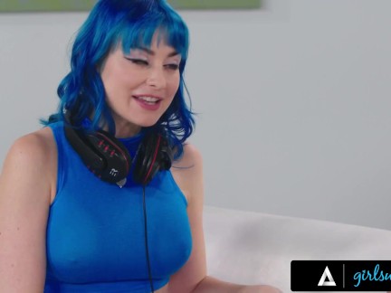 GIRLSWAY - Hot Gamer Jewelz Blu Rides Her Roommate's Pussy After Her Streaming.