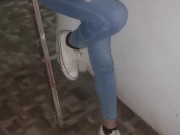 VECINA latina SE DEJA COGER por DINERO cuando SU ESPOSO NO ESTA 1/16