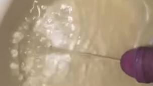 大学生が容器に大量のおしっこをする