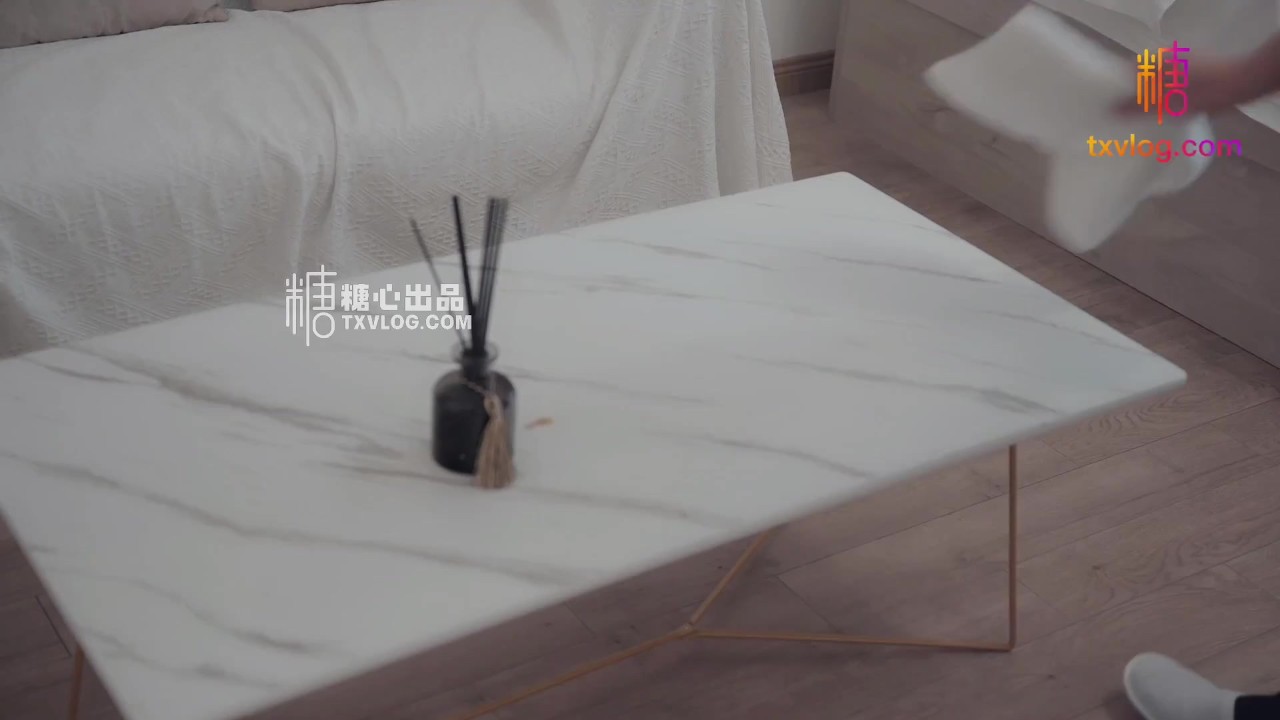 中英字幕趁姐姐不在家勾引姐夫 - RedTube