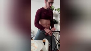 Mi masturbo e vengo sul piatto dopo pranzo