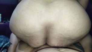 A mi vecina le gusta montarse de vaquera para que le vea el culo