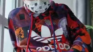 Garoto bonito se masturbando na varanda 