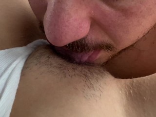 Mi mejor amigo me lame el coño en el coche de cerca al salir de la universidad