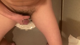 トイレで便座に座ってオナニー
