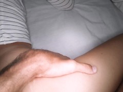 Padrastro me despierta tocandome y le pido que me folle