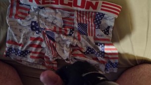 Ejaculation sur mon boxer Freegun avec un gant Fox