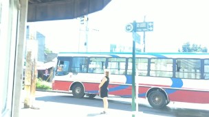 exhibiendo la concha y masturbándose en autobús con gente y sexo en una casa