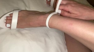 Footjob talons hauts brunette a l'HOTEL