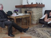 Versauter Deutschunterricht.Studentin Cindy Shine verführt alten Professor und schluckt den Saft. 11/16