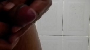 Me la jalo en un baño público 