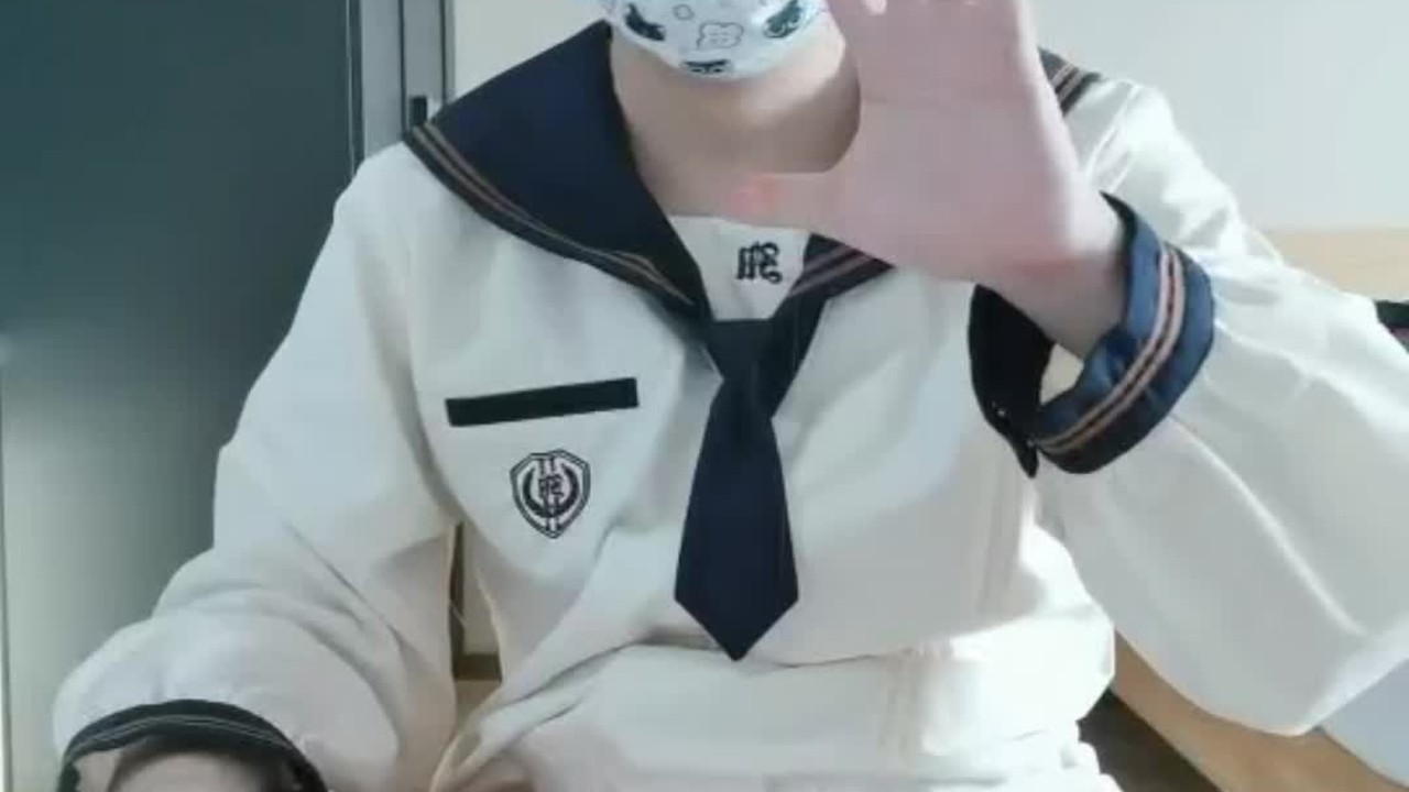セーラー服の男はストッキングで自慰行為と射精 - RedTube