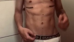 Molhando a cueca branca no banho