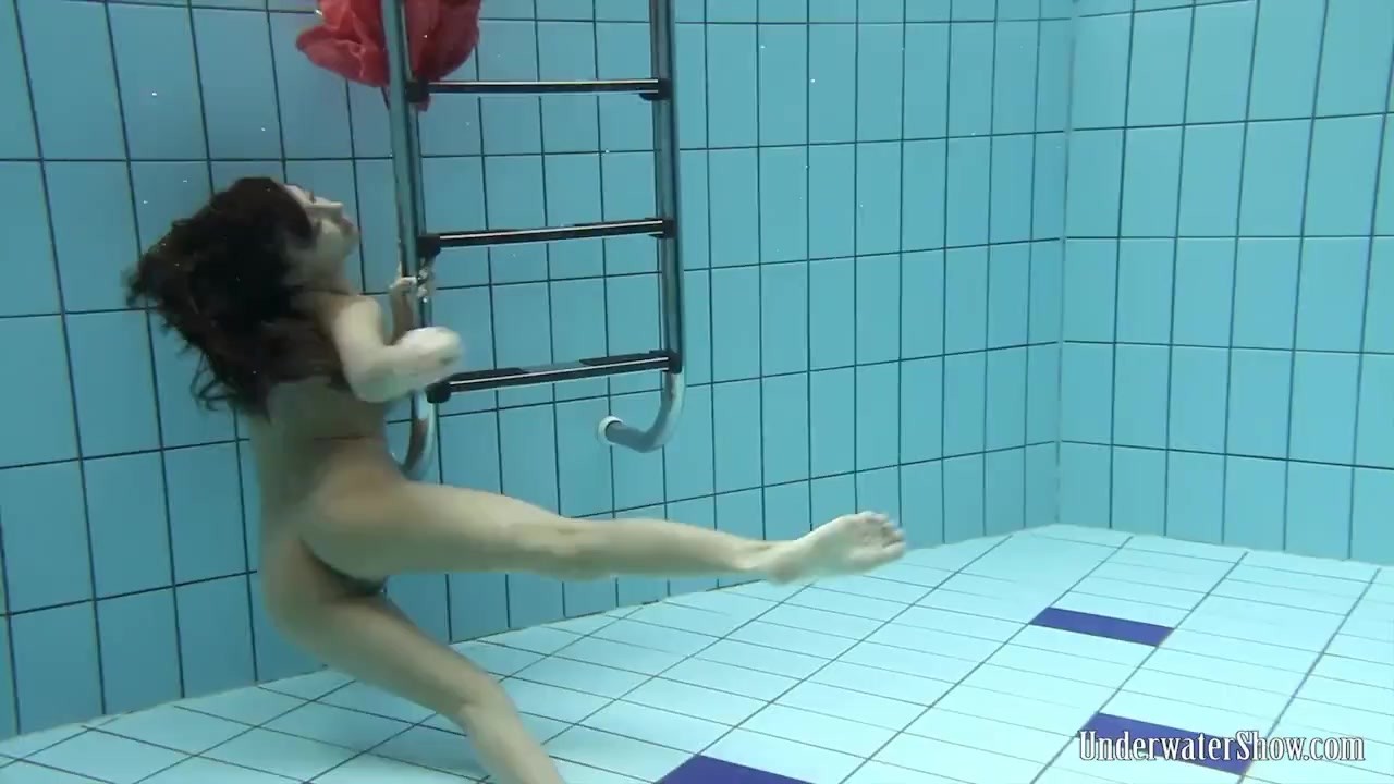 Cute novinhas na piscina Anna e Adriana - Vídeo de sexo grátis - RedTube