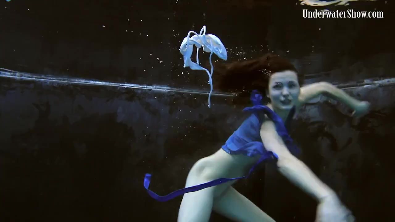 Cute novinhas na piscina Anna e Adriana - Vídeo de sexo grátis - RedTube