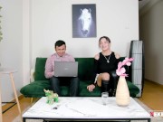 Mujer gótica sodomiza y humilla a joven universitario 3/16