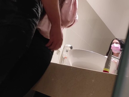 Novia infiel después del trabajo va a encontrarse con su amante