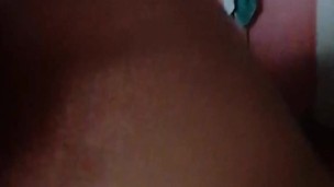 Pongo su coño en mi cara y la masturbo con su juguete preferido mientras me da unas mamadas