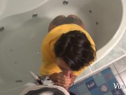 Напихал в рот своей соседке прямо в ванной 5/16