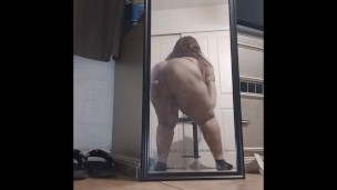SEXY BBW DANCES AND TWERKS IN THE MIRROR