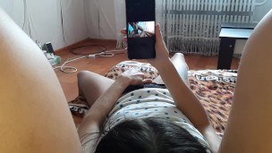 Пока я делала вид, что отдыхаю, моя подруга мастурбировала под порно - IkaSmokS