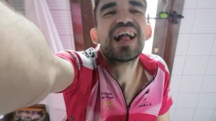 Vuelvo de correr y me siento a relajarme con mi polla