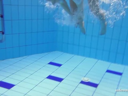 Juicy body Zuzanna submerged underwater