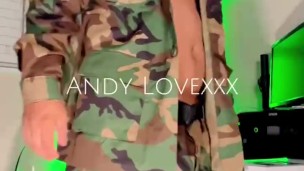 Militar se masturba muy rico 