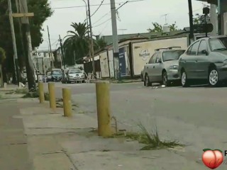 exhibiendo el coño por la ciudad y de compras en libreria