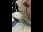 [#short]🍼お乳がパンパンだったから公園で絞ってきたw / [#short]Japanese mom milking a cow in the park 12/16