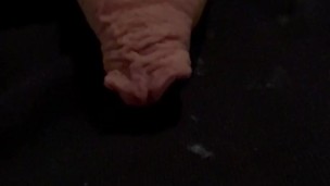 Masturbation dans le string noir