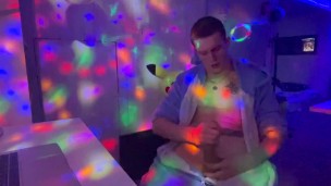 Выебал свою попку и рот игрушкой на вечеринке
