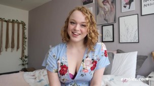 Sarahは彼女のセクシーな体を楽しんでいます