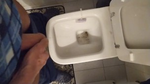 Amatoriale italiano – pipì esplosiva subito dopo, che schizza ovunque.
