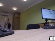 VIP4K. Perverser Typ willigt ein, einem süßen Mädchen zu helfen, wenn sie mit ihm rummacht 1/16