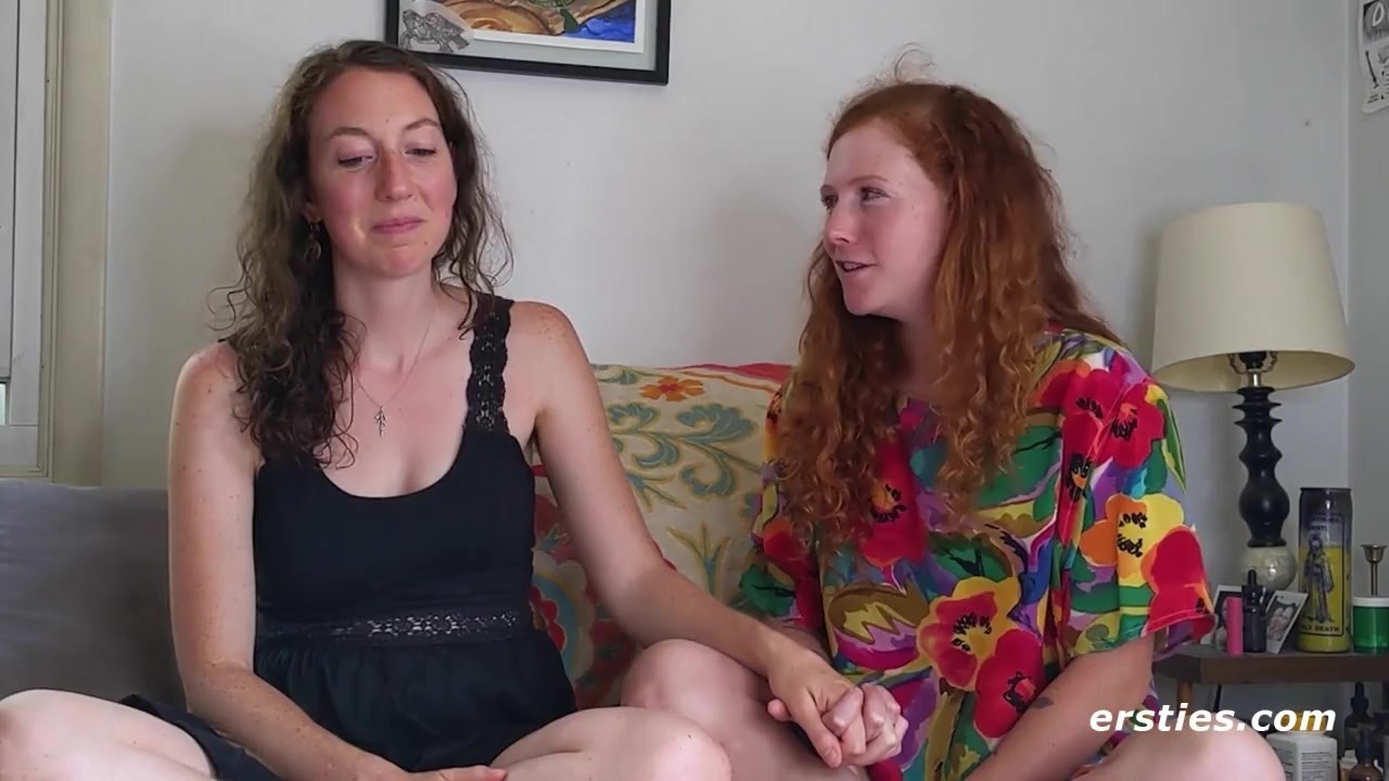 Natürliche Babes haben Spaß mit Strap-On - RedTube