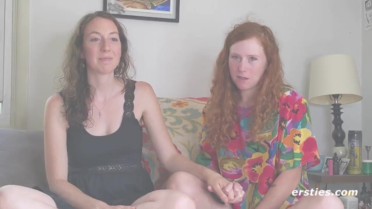 Natürliche Babes haben Spaß mit Strap-On - RedTube