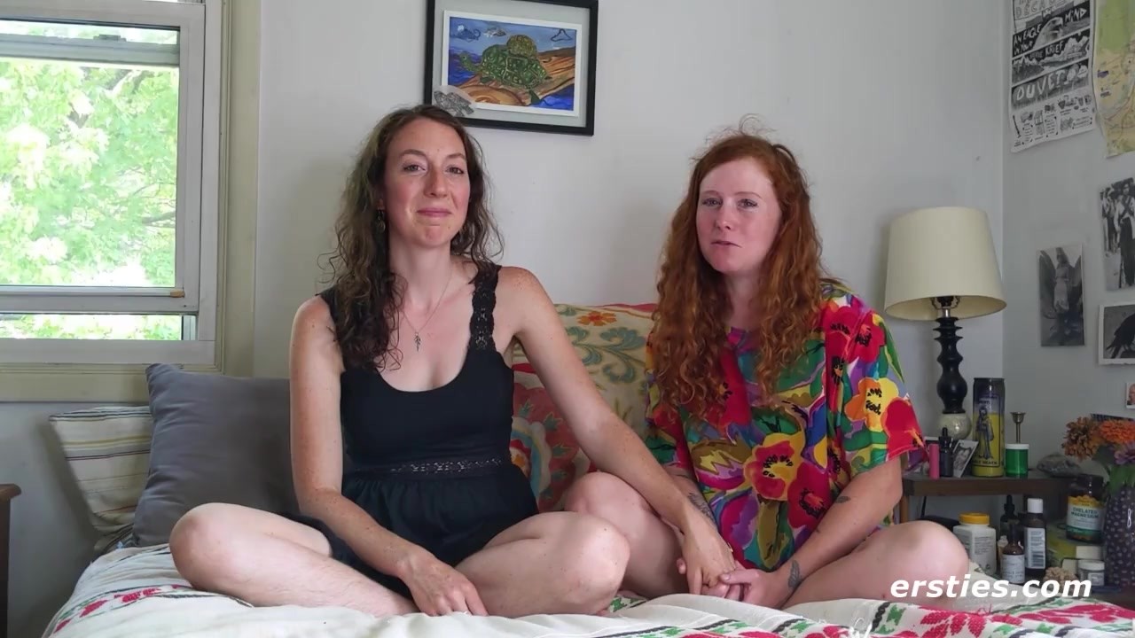 Natürliche Babes haben Spaß mit Strap-On - RedTube