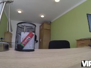 VIP4K. Perverser Bankangestellter lockt versautes Luder zu einem Abenteuer 1/16