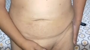 Me masturbo después de bañar y espermas en la mano.