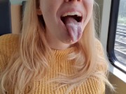 Megakrank! Süßes Mädchen bläst mitten im Zug einen Schwanz 12/16